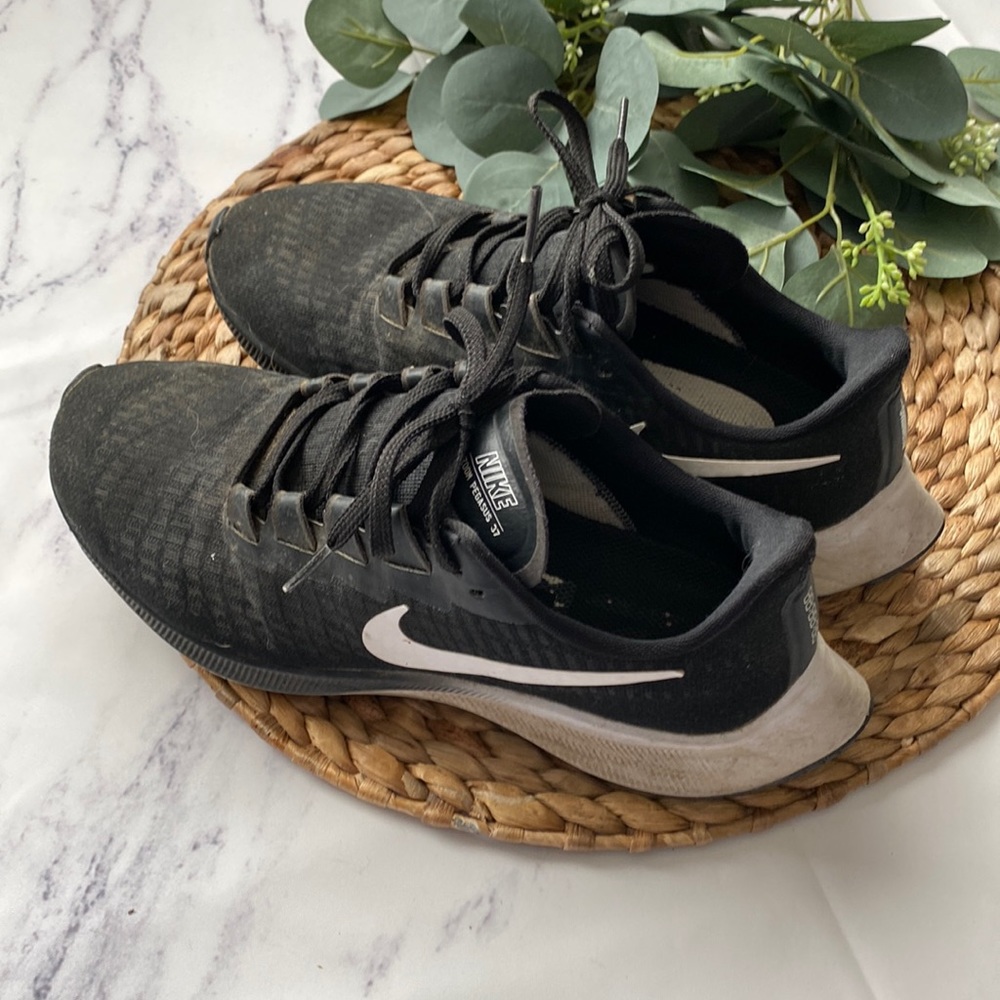 Nike air Pegasus 37 running shoes - black- size 8